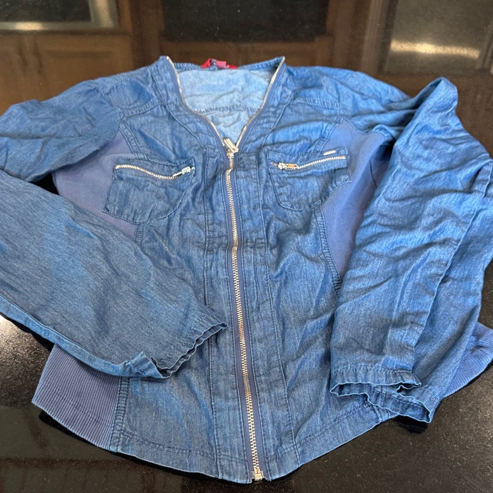 Guess zip up top